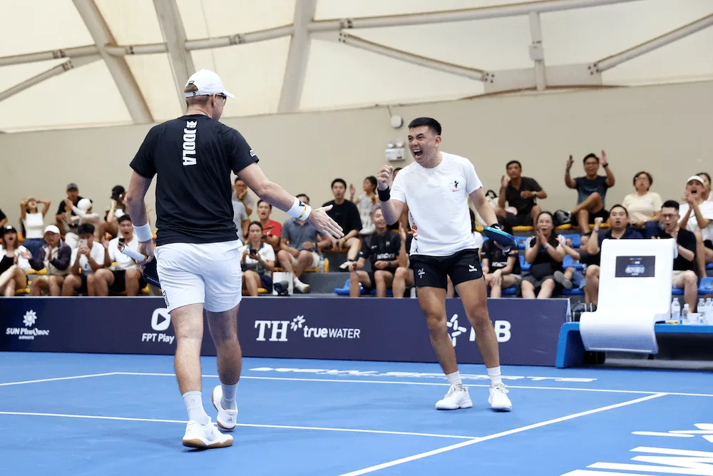Коллин Джонс (слева) и Ли Хоанг Нам после выхода в финал MB Ho Chi Minh City Open 2026.